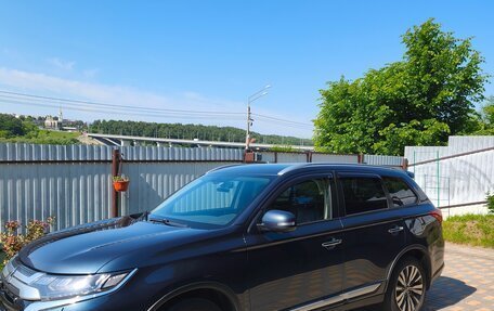Mitsubishi Outlander III рестайлинг 3, 2019 год, 2 600 000 рублей, 2 фотография