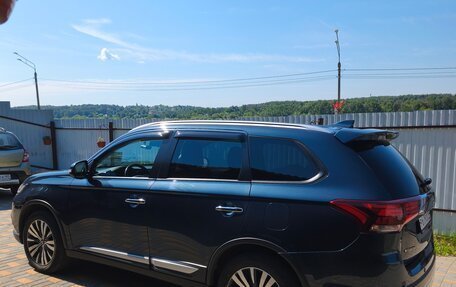 Mitsubishi Outlander III рестайлинг 3, 2019 год, 2 600 000 рублей, 6 фотография