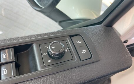 Volkswagen Caravelle T6 рестайлинг, 2017 год, 2 540 000 рублей, 20 фотография