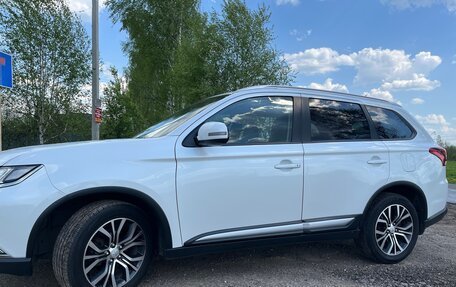 Mitsubishi Outlander III рестайлинг 3, 2016 год, 1 600 000 рублей, 2 фотография