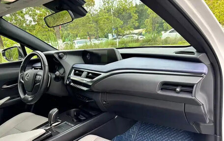 Lexus UX I, 2020 год, 1 750 000 рублей, 14 фотография