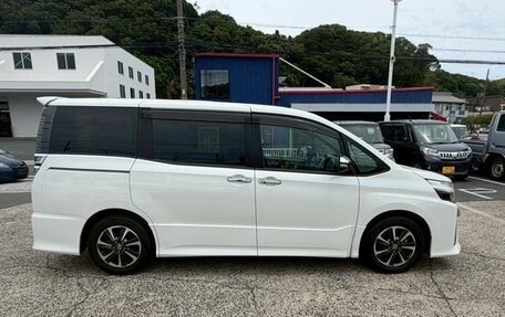 Toyota Voxy III, 2021 год, 2 200 000 рублей, 4 фотография
