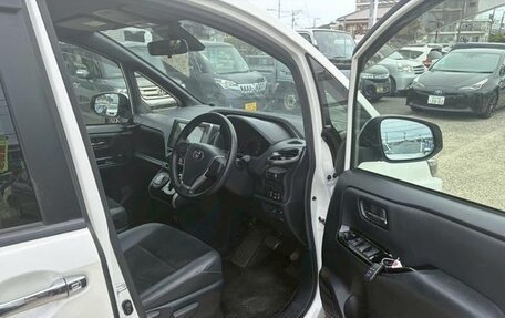 Toyota Voxy III, 2021 год, 2 200 000 рублей, 11 фотография