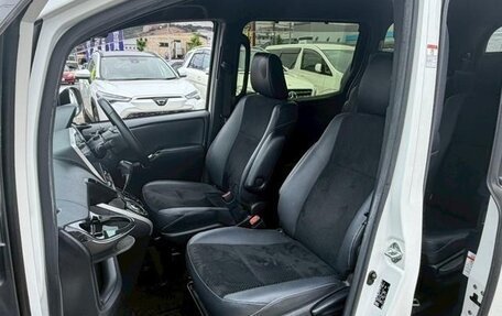 Toyota Voxy III, 2021 год, 2 200 000 рублей, 14 фотография
