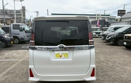 Toyota Voxy III, 2021 год, 2 200 000 рублей, 6 фотография