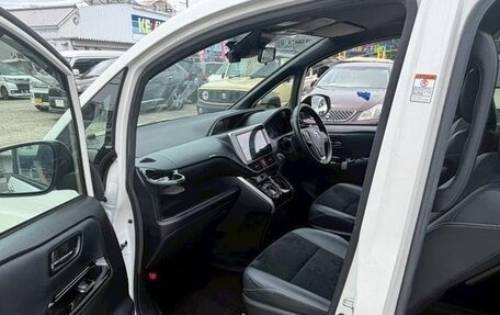 Toyota Voxy III, 2021 год, 2 200 000 рублей, 13 фотография