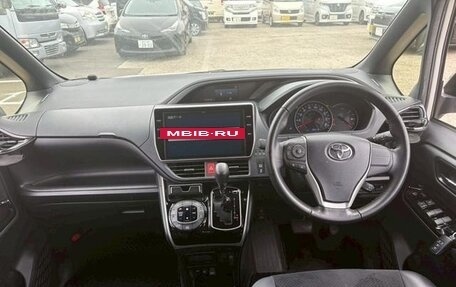 Toyota Voxy III, 2021 год, 2 200 000 рублей, 15 фотография