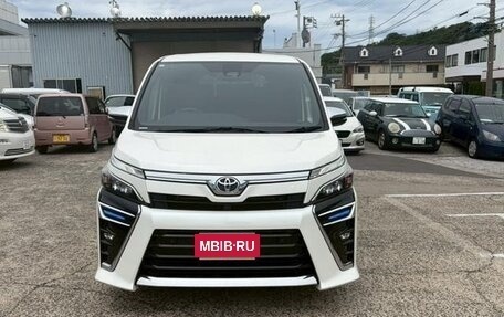 Toyota Voxy III, 2021 год, 2 200 000 рублей, 2 фотография