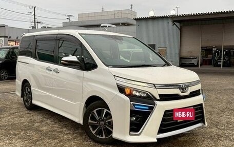 Toyota Voxy III, 2021 год, 2 200 000 рублей, 3 фотография