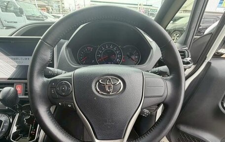 Toyota Voxy III, 2021 год, 2 200 000 рублей, 16 фотография