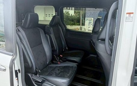 Toyota Voxy III, 2021 год, 2 200 000 рублей, 25 фотография