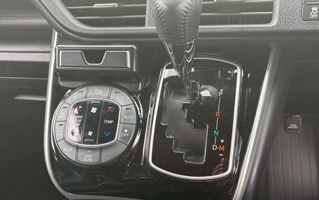 Toyota Voxy III, 2021 год, 2 200 000 рублей, 22 фотография