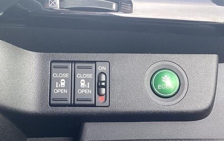 Honda Stepwgn IV, 2018 год, 2 100 000 рублей, 21 фотография