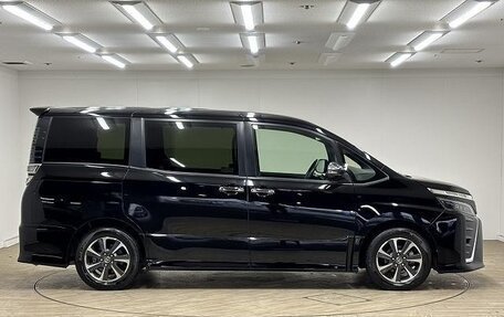 Toyota Voxy III, 2019 год, 2 100 000 рублей, 4 фотография