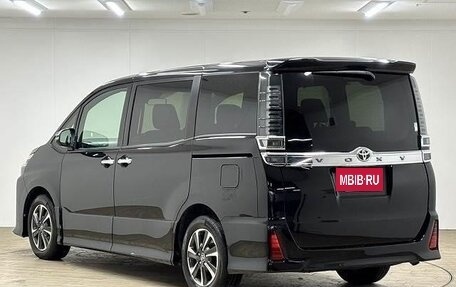Toyota Voxy III, 2019 год, 2 100 000 рублей, 7 фотография