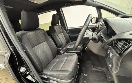 Toyota Voxy III, 2019 год, 2 100 000 рублей, 11 фотография