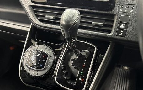 Toyota Voxy III, 2019 год, 2 100 000 рублей, 22 фотография