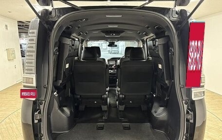 Toyota Voxy III, 2019 год, 2 100 000 рублей, 27 фотография