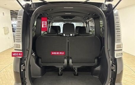 Toyota Voxy III, 2019 год, 2 100 000 рублей, 28 фотография