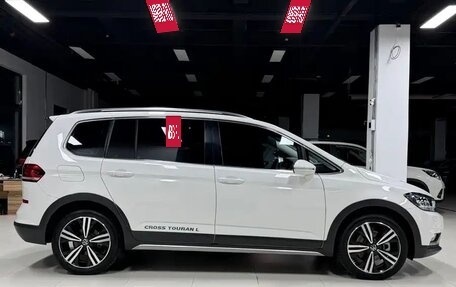 Volkswagen Touran III, 2022 год, 1 490 005 рублей, 4 фотография