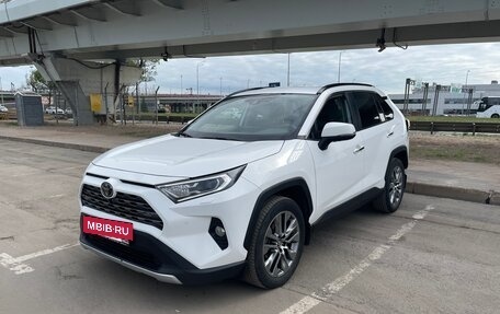 Toyota RAV4, 2021 год, 3 290 000 рублей, 2 фотография
