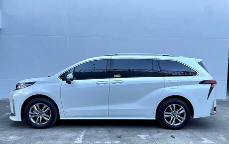 Toyota Sienna, 2024 год, 7 300 000 рублей, 4 фотография