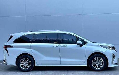 Toyota Sienna, 2024 год, 7 300 000 рублей, 28 фотография