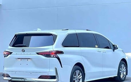 Toyota Sienna, 2024 год, 7 300 000 рублей, 32 фотография