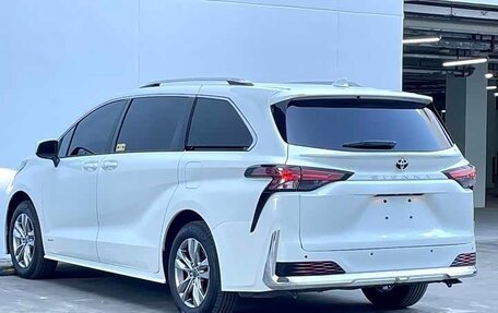 Toyota Sienna, 2024 год, 7 300 000 рублей, 30 фотография