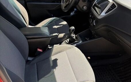 Hyundai Solaris II рестайлинг, 2018 год, 990 000 рублей, 9 фотография