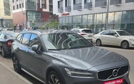 Volvo V60 Cross Country II, 2019 год, 3 000 000 рублей, 1 фотография