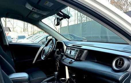 Toyota RAV4, 2018 год, 2 299 000 рублей, 15 фотография