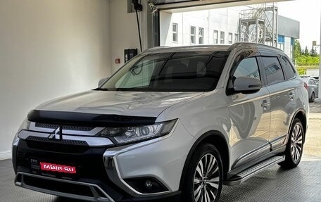 Mitsubishi Outlander III рестайлинг 3, 2019 год, 2 400 000 рублей, 1 фотография