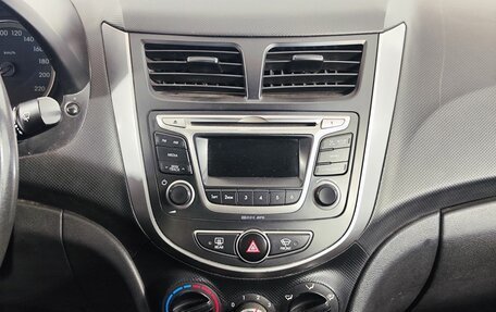 Hyundai Solaris II рестайлинг, 2015 год, 865 000 рублей, 18 фотография