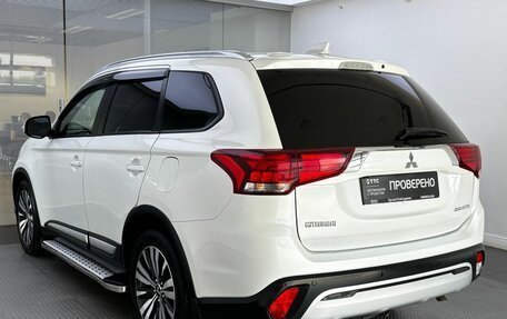 Mitsubishi Outlander III рестайлинг 3, 2019 год, 2 400 000 рублей, 8 фотография