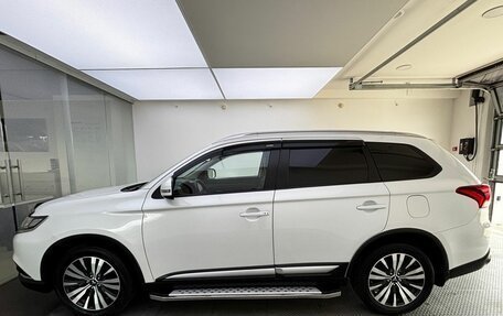 Mitsubishi Outlander III рестайлинг 3, 2019 год, 2 400 000 рублей, 10 фотография