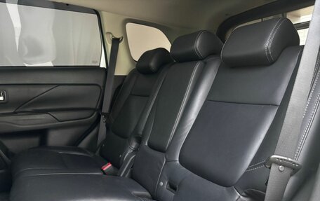 Mitsubishi Outlander III рестайлинг 3, 2019 год, 2 400 000 рублей, 15 фотография