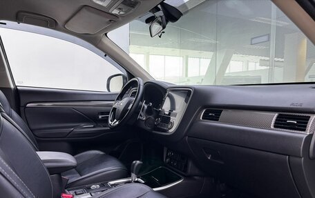 Mitsubishi Outlander III рестайлинг 3, 2019 год, 2 400 000 рублей, 13 фотография