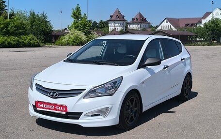 Hyundai Solaris II рестайлинг, 2015 год, 690 000 рублей, 1 фотография