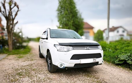 Mitsubishi Outlander III рестайлинг 3, 2013 год, 1 580 000 рублей, 1 фотография