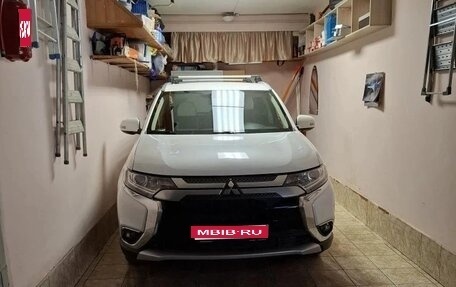Mitsubishi Outlander III рестайлинг 3, 2018 год, 2 150 000 рублей, 1 фотография