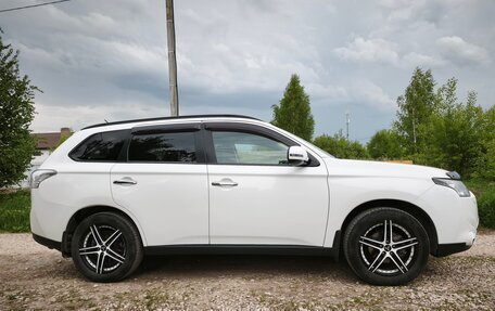 Mitsubishi Outlander III рестайлинг 3, 2013 год, 1 580 000 рублей, 2 фотография