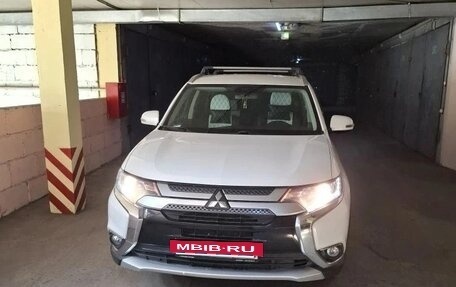 Mitsubishi Outlander III рестайлинг 3, 2018 год, 2 150 000 рублей, 2 фотография