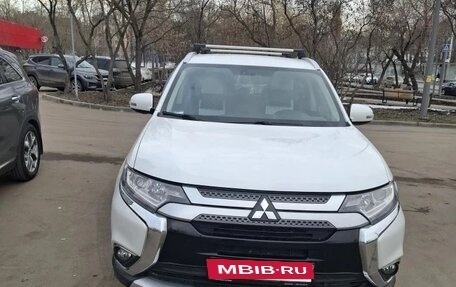 Mitsubishi Outlander III рестайлинг 3, 2018 год, 2 150 000 рублей, 4 фотография