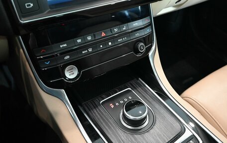 Jaguar XE I рестайлинг, 2017 год, 1 900 000 рублей, 16 фотография