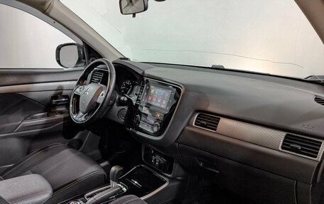 Mitsubishi Outlander III рестайлинг 3, 2018 год, 1 995 000 рублей, 13 фотография