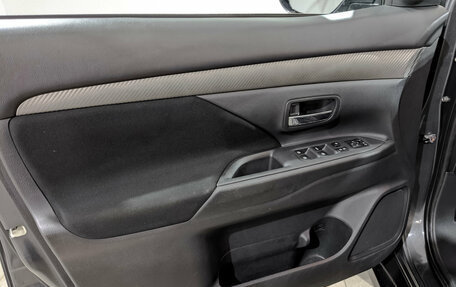Mitsubishi Outlander III рестайлинг 3, 2018 год, 1 995 000 рублей, 19 фотография