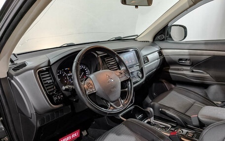 Mitsubishi Outlander III рестайлинг 3, 2018 год, 1 995 000 рублей, 15 фотография