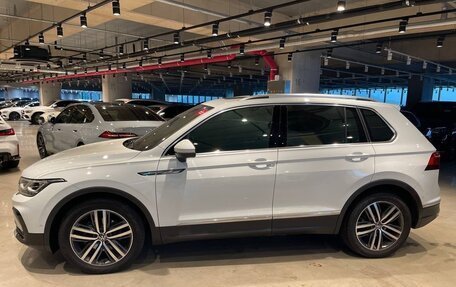 Volkswagen Tiguan II, 2022 год, 4 000 000 рублей, 2 фотография