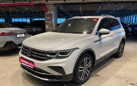Volkswagen Tiguan II, 2022 год, 4 000 000 рублей, 6 фотография